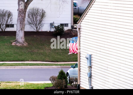 Wohnquartier in Usa, Virginia mit Haus, Heim, Garage parken, Straße, Straße, winken in Wind amerikanische Flagge, Lappen, Lumpen, Wea Stockfoto