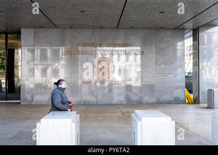 Washington DC, USA - 9. März 2018: FDIC United States Federal Deposit Insurance Corporation Zeichen an der Wand des Verwaltungsgebäudes mit Logo auf 17 s Stockfoto