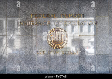 Washington DC, USA - 9. März 2018: Nahaufnahme der FDIC United States Federal Deposit Insurance Corporation Zeichen an der Wand des Verwaltungsgebäudes mit Log Stockfoto