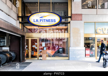 Washington DC, USA - 9. März 2018: La Fitness Sport Gym, Fitness club Eingang neben CVS Apotheke, Rolltreppe, Metro U-Bahn am Farragut North mit Stockfoto