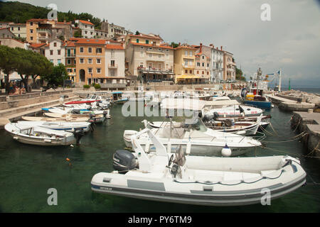 Angeln Boot Boote in einer kleinen kroatischen Hafen Port an einem sonnigen Tag im Sommer. Stockfoto