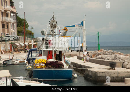 Angeln Boot Boote in einer kleinen kroatischen Hafen Port an einem sonnigen Tag im Sommer. Stockfoto