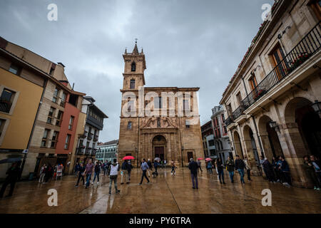 Parroquia San Isidoro El Real, in der Platz der Verfassung, Oviedo, Spanien. Stockfoto