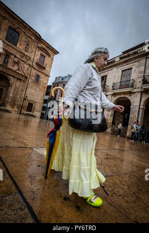 Parroquia San Isidoro El Real, in der Platz der Verfassung, Oviedo, Spanien. Stockfoto