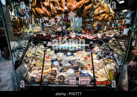 Eine große Auswahl an verschiedenen Käsesorten auf dem Zähler am Lebensmittelmarkt Fontan, Oviedo, Spanien. Stockfoto