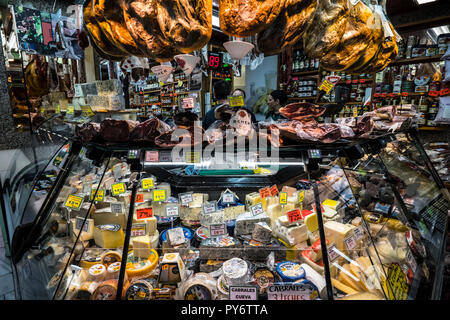 Eine große Auswahl an verschiedenen Käsesorten auf dem Zähler am Lebensmittelmarkt Fontan, Oviedo, Spanien. Stockfoto