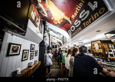 La Paloma, Wermut von Solera und Garnelen gabardine in belebten Haus im Jahr 1900 mit alten Werbeplakaten gegründet. Oviedo, Spanien. Stockfoto