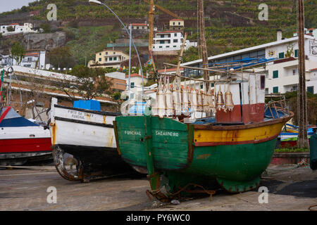 Fischerboot Sa Carneiro mit Kabeljau trocknen Stockfoto