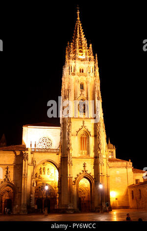 Die Kathedrale von Oviedo bei Nacht Stockfoto