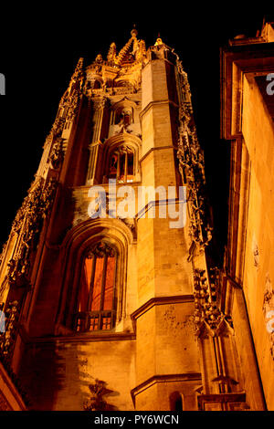 Die Kathedrale von Oviedo bei Nacht Stockfoto