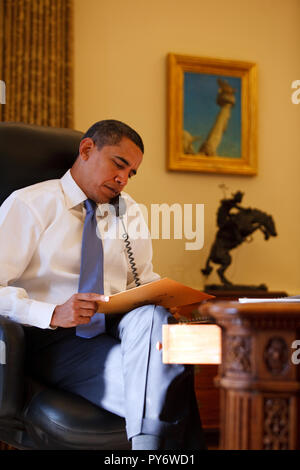 Präsident Barack Obama liest den Brief links im Oval Office Resolute Desk für ihn am Vortag vom ehemaligen Präsidenten George W. Bush. Der Brief des früheren Präsidenten an den künftigen Präsidenten ist eine weiße Haus Tradition geworden. 21.01.09 offizielle White House Photo by Pete Souza Stockfoto