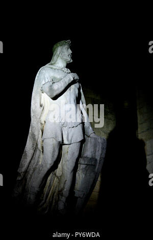 Statue außerhalb der Kapelle von St. Eulalia, die von der Kathedrale von Oviedo, Spanien Stockfoto