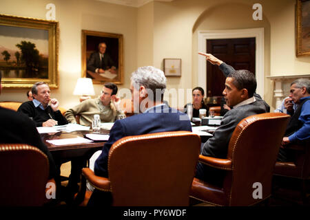 Präsident Barack Obama trifft sich mit Wirtschaftsberater bei einem 2010 Budget treffen in der Roosevelt-Platz. 24.01.09 offizielle White House Photo by Pete Souza Stockfoto