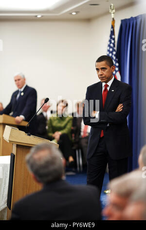 Auf dem Capitol Hill hört Präsident Barack Obama auf eine Frage von einem Mitglied des Hauses republikanische Caucus.  27.01.09. Offiziellen White House Photo by Pete Souza Stockfoto