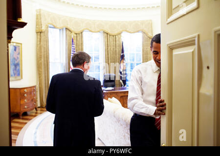 Präsident Obama begrüßt Senator Kent Conrad (D -ND) zum Oval Office 30.01.09. Offiziellen White House Photo by Pete Souza Stockfoto