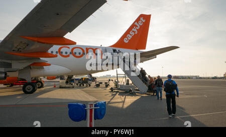 Kopenhagen, 8. September 2017: Passagiere gehen, die EasyJet Flugzeug Stockfoto