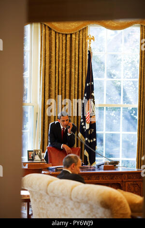 Präsident Barack Obama ruft Senatoren aus dem Oval Office. Phil Schiliro Assistant des Präsidenten für Legislative Angelegenheiten sitzt 06.02.09.  Offiziellen White House Photo by Pete Souza Stockfoto