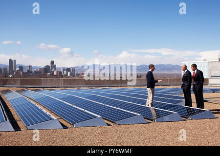 Präsident Barack Obama Wth Vize-Präsident Joe Biden spricht mit CEO von Namaste Solar Electric, Inc., Blake Jones, beim Betrachten von Sonnenkollektoren an der Denver Museum of Nature and Science in Denver, Colorado 17.02.09.  Offiziellen White House Photo by Pete Souza Stockfoto