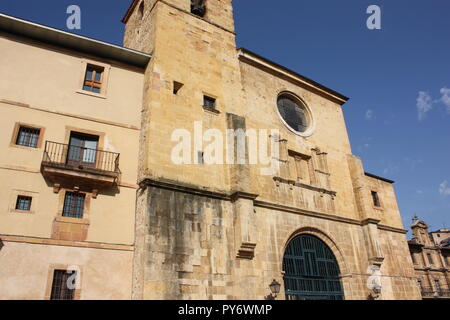 Die Gebäude in der Calle San Vicente in Oviedo, Asturien, Spanien - diese Gebäude gehören zur Kathedrale und zur Sala Capitular Stockfoto