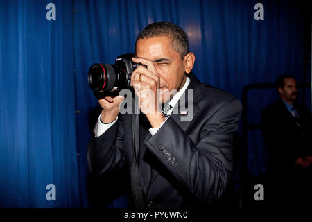 Präsident Barack Obama zielt mit einem Fotografen Kamera hinter den Kulissen vor Bemerkungen über die Hypothek Zahlung Linderung für Hausbesitzer verantwortlich. Dobson High School. Mesa, Arizona 18.02.09.  Offiziellen White House Photo by Pete Souza Stockfoto