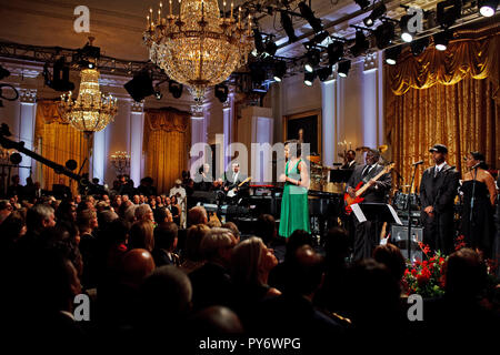 First Lady Michelle Obama spricht bei einem weißen Haus-Konzert zu Ehren von Stevie Wonder im östlichen Raum für "PBS/Stevie Wonder In Performance im Weißen Haus." 25.02.09 offizielle White House Photo by Pete Souza Stockfoto