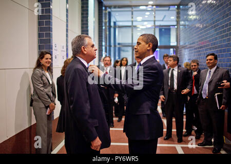 Präsident Barack Obama behebt die Krawatte Sekretär Ray LaHood, Vorbereitung auf eine Ankündigung an das Department of Transportation, Washington, D.C. 03.03.09 offizielle White House Photo by Pete Souza Stockfoto