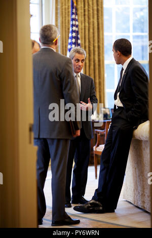 Blick in das Oval Office, Präsident Barack Obama spricht mit Stabschef Rahm Emanuel, Senior Advisor David Axelrod, und Denis McDonough, Direktor für Strategische Kommunikation bei der Nationale Sicherheitsrat 3/5/09. Offizielle Weiße Haus Foto von Pete Souza Stockfoto