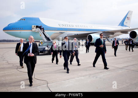 Präsident Barack Obama kommt am Port Columbus International Airport. Columbus, Ohio mit Senator Sherrod Brown, Rep Mary Jo Kilroy und Secret Service 06.03.09.  Offiziellen White House Photo by Pete Souza Stockfoto