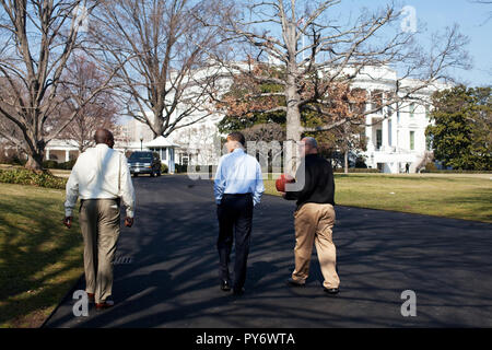 Präsident Barack Obama geht in Richtung des weißen Hauses mit Freund Eric Whitaker, Recht und Personal Assistant Reggie Love nach Reifen auf dem South Lawn Basketballplatz zu schießen. 06.03.09 Stockfoto