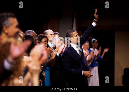 Präsident Barack Obama winkt ein musikalischer Geburtstag Gruß Senator Edward Kennedy am John F. Kennedy Center für darstellende Künste, Washington, D.C. 08.03.09.  Offiziellen White House Photo by Pete Souza Stockfoto