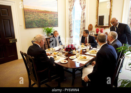 Präsident Barack Obama und Kongressmitgliedern, Senator Richard Durbin und Rep Steny Hoyer Mittagessen mit Vize-Präsident Joe Biden und Assistent des Präsidenten für Legislative Angelegenheiten Phil Schiliro im Oval Office Private Dining Room 12.03.09.  Offiziellen White House Photo by Pete Souza Stockfoto