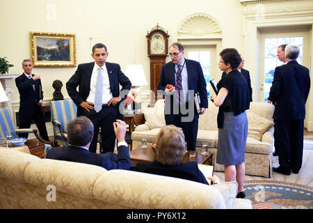 Präsident Barack Obama bei einer Pressekonferenz mit Beratern im Oval Office vor Abgabe einer Erklärung auf der amerikanischen Autoindustrie 30.03.09.  Offiziellen White House Photo by Pete Souza Stockfoto