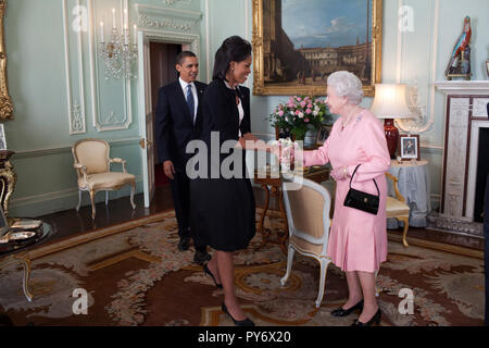 Präsident Barack Obama und First Lady Michelle Obama ihre Majestät Königin Elizabeth II an Buckingham Palast in London, 1. April 2009 begrüßen.  Offiziellen White House Photo by Pete Souza Stockfoto