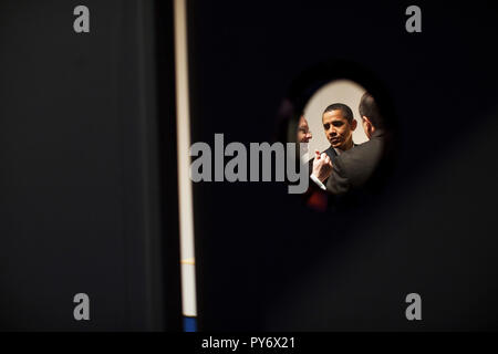 Präsident Barack Obama wird durch eine ovale Fenster gesehen, wie er sich mit leitenden Mitarbeitern Robert Gibbs, links, und David Axelrod nach einer Pressekonferenz auf dem G20-Gipfel im ExCel Centre in London trifft. Offiziellen White House Photo by Pete Souza Stockfoto