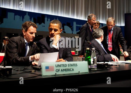 Präsident Barack Obama verleiht mit US-Finanzminister Timothy Geithner während des G20-Gipfels 2. April 2009, im ExCel Centre in London. Offiziellen White House Photo by Pete Souza Stockfoto