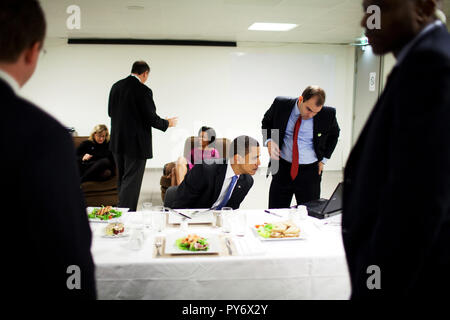 Präsident Barack Obama Bewertungen seine Rede vor dem türkischen Parlament mit Redenschreiber Ben Rhodes beim Essen Mittagessen 3. April 2009, in Straßburg, Frankreich. Offizielle weiße Haus Foto/Pete Souza Stockfoto