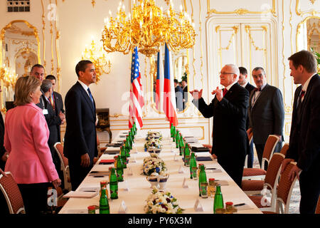 Präsident Barack Obama sieht man bei einem gemeinsamen bilateralen Treffen mit Präsident Vaclav Klaus und Ministerpräsident Mirek Topolanek auf der Prager Burg, Prag, Tschechische Republik. Offiziellen White House Photo by Pete Souza Stockfoto