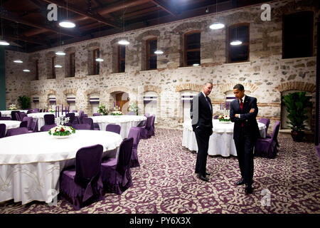 Präsident Barack Obama spricht mit National Security Advisor General James "Jim" Jones nach einem Empfang mit der türkische Präsident Abdullah Gül und Staatschefs, die Teilnahme an der Allianz der Zivilisationen Abendessen 6. April 2009, im Dolmabahçe-Palast in Istanbul, Türkei. Offiziellen White House Photo by Pete Souza Stockfoto