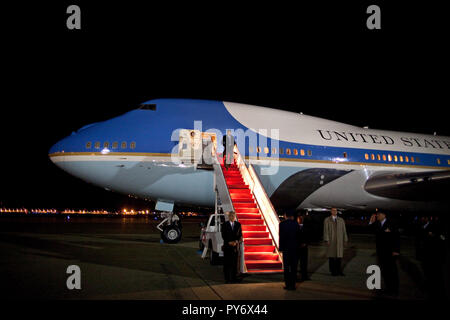 Präsident Barack Obama macht seinen Weg nach unten die Treppe der Air Force One 8. April 2009, bei seiner Ankunft auf der Andrews Air Force Base Rückkehr aus Bagdad, Irak. Offiziellen White House Photo by Pete Souza Stockfoto