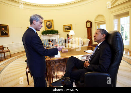 Präsident Barack Obama trifft sich allein mit Stabschef Rahm Emanuel im Oval Office auf seinem ersten Tag im Amt. 21.01.09 offizielle White House Photo by Pete Souza Stockfoto