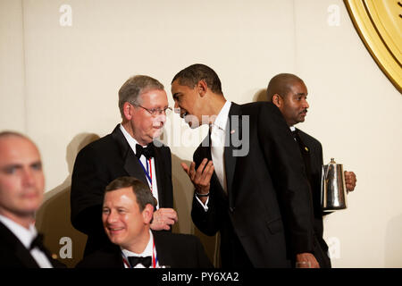 Präsident Barack Obama spricht mit Senat Minderheitenführer Mitch McConnell in Luzerne-Jahresessen der Capital Hilton Hotel, Washington, d.c.  31.01.09 offizielle White House Photo by Pete Souza Stockfoto