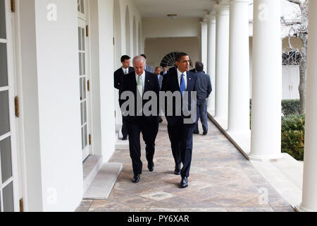Präsident Obama geht zum Oval Office entlang der Kolonnade mit Vize-Präsident Joe Biden 03.02.09.  Offiziellen White House Photo by Pete Souza Stockfoto