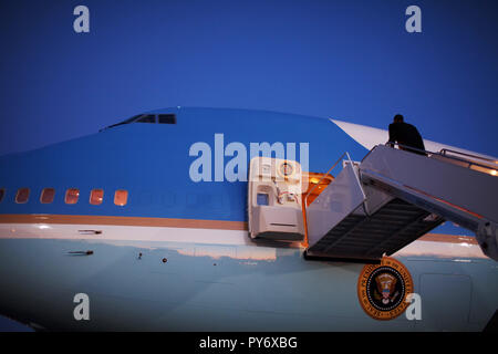 Präsident Barack Obama fährt von Andrews Air Force Base für Newport News, Virginia auf seiner ersten Reise auf Air Force One 05.02.09.  Offiziellen White House Photo by Pete Souza Stockfoto