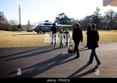 Die Obama Familienwanderungen, Marine One auf dem South Lawn des weißen Hauses für eine Reise nach Camp David. Sie werden begleitet von Marian Robinson und Sasha Obamas Freund, 07.02.09 offizielle White House Photo by Pete Souza Stockfoto