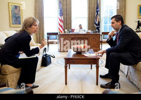 Dr. Elizabeth "Liz" Sherwood-Randall, NSC Senior Director für europäische Angelegenheiten und NSC Stabschef Mark Lippert verleihen im Oval Office während Präsident Barack Obama am Telefon mit einem fremden Führer spricht 16.02.09. Offiziellen White House Photo by Pete Souza Stockfoto