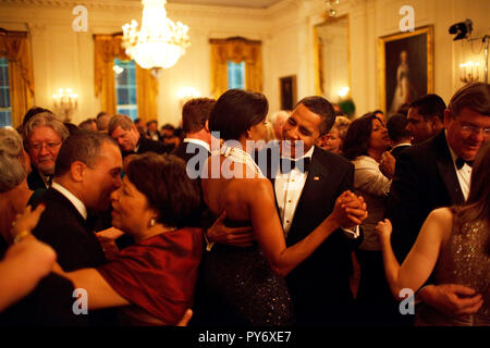 Präsident Barack Obama und First Lady Michelle Obama zu tanzen, während die Band Earth, Wind und Feuer führt auf dem Governors Ball in State Dining Room des weißen Hauses 22.02.09.  Offiziellen White House Photo by Pete Souza Stockfoto