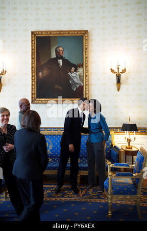Präsident Barack Obama Küsse der First Lady Michelle Obama im Blauen Zimmer vor der Sitzung mit der Congressional Black Caucus im Speisesaal des Weißen Hauses 2/26/09. Offizielle Weiße Haus Foto von Pete Souza Stockfoto