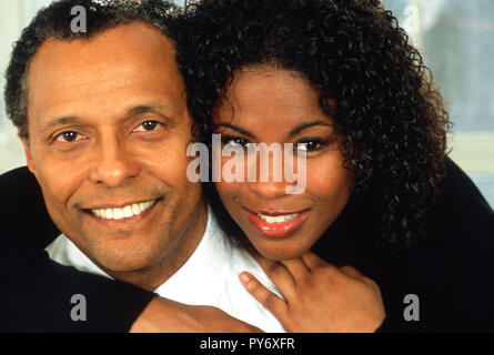 Vater und Tochter, die an der Kamera suchen, USA Stockfoto
