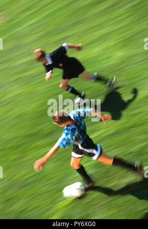 Jahrgang 1997 Jugendfußballspiel mit Mädchenspielerin und Schiedsrichter, Vereinigte Staaten Stockfoto