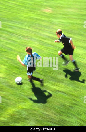 Jahrgang 1997 Jugendfußballspiel mit Mädchenspielerin und Schiedsrichter, Vereinigte Staaten Stockfoto